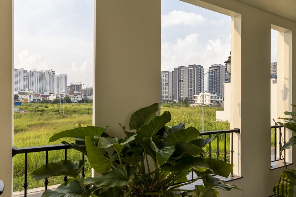 Ban công nhiều cây xanh nhìn ra toàn cảnh thành phố