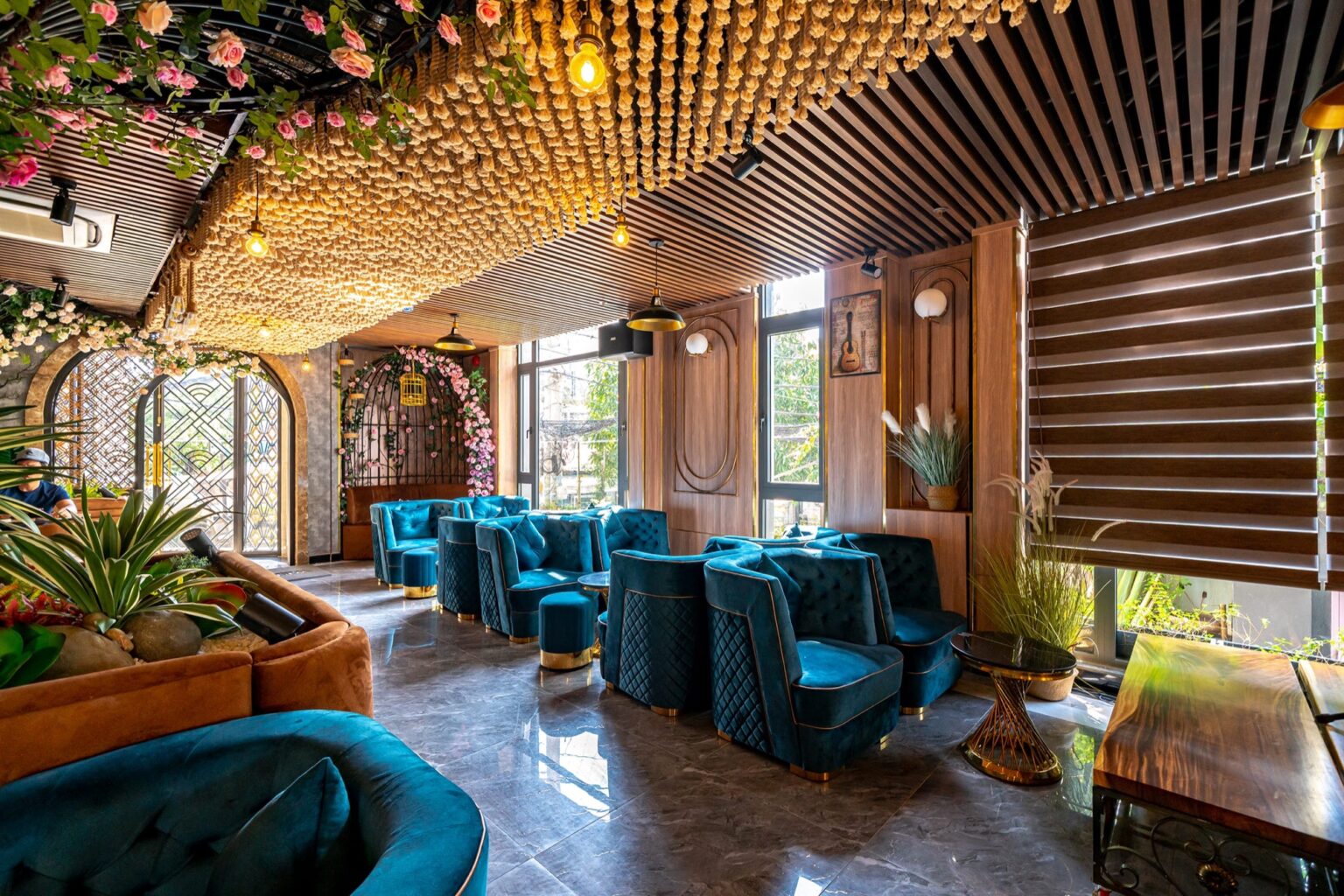 Căn hộ dịch vụ cao cấp tại Thảo Điền, 7.600m² sàn - khu sảnh nhà hàng tầng trệt