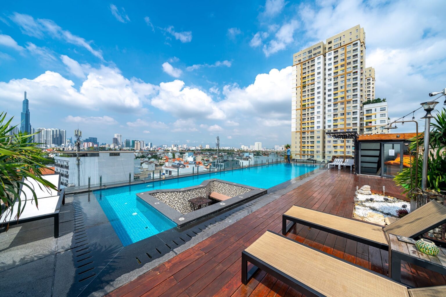 Căn hộ dịch vụ cao cấp tại Thảo Điền, 7.600m² sàn - hồ bơi trên tầng mái